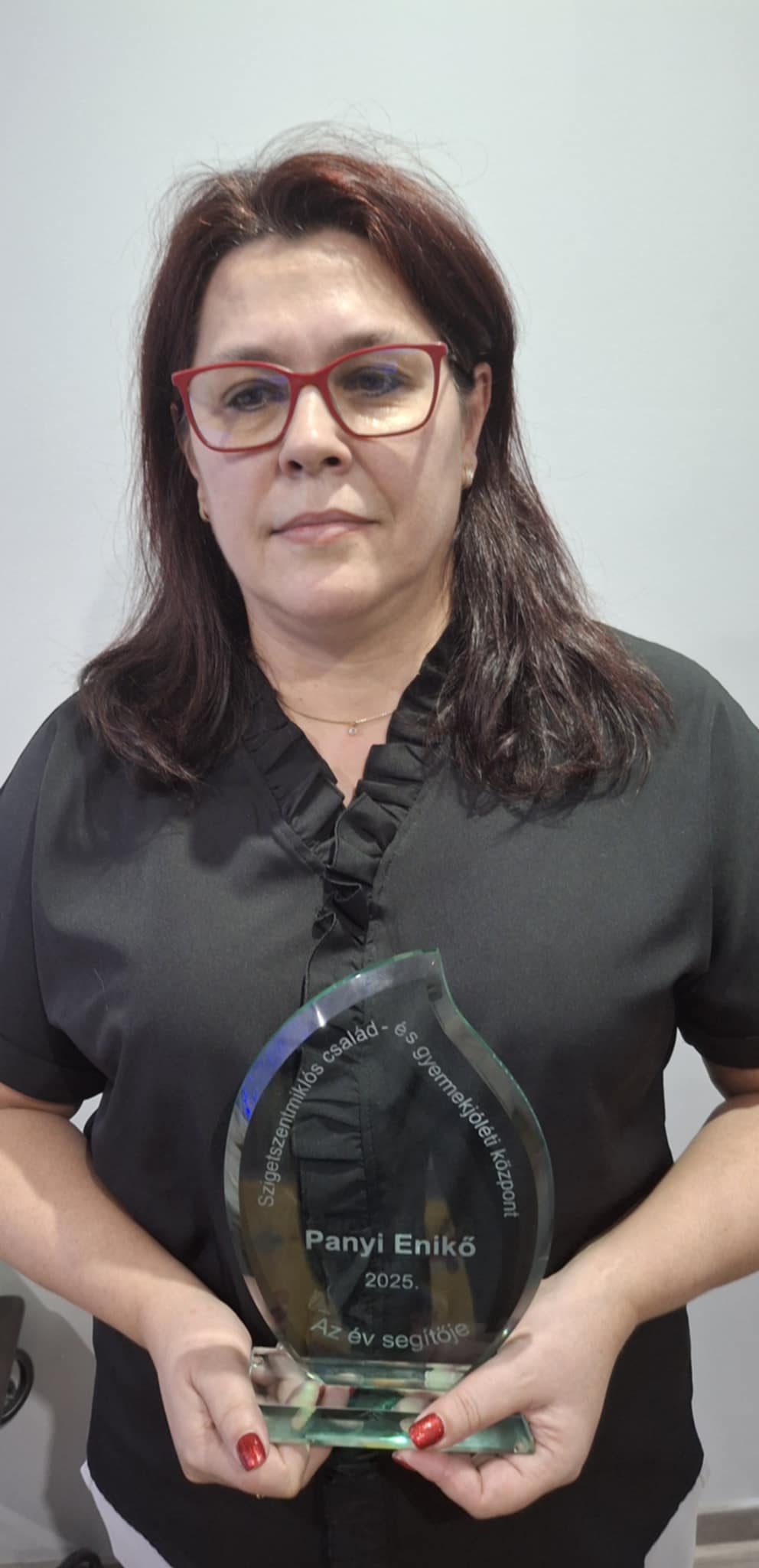 Panyi Enikő fénykép az Év segítője díjjal