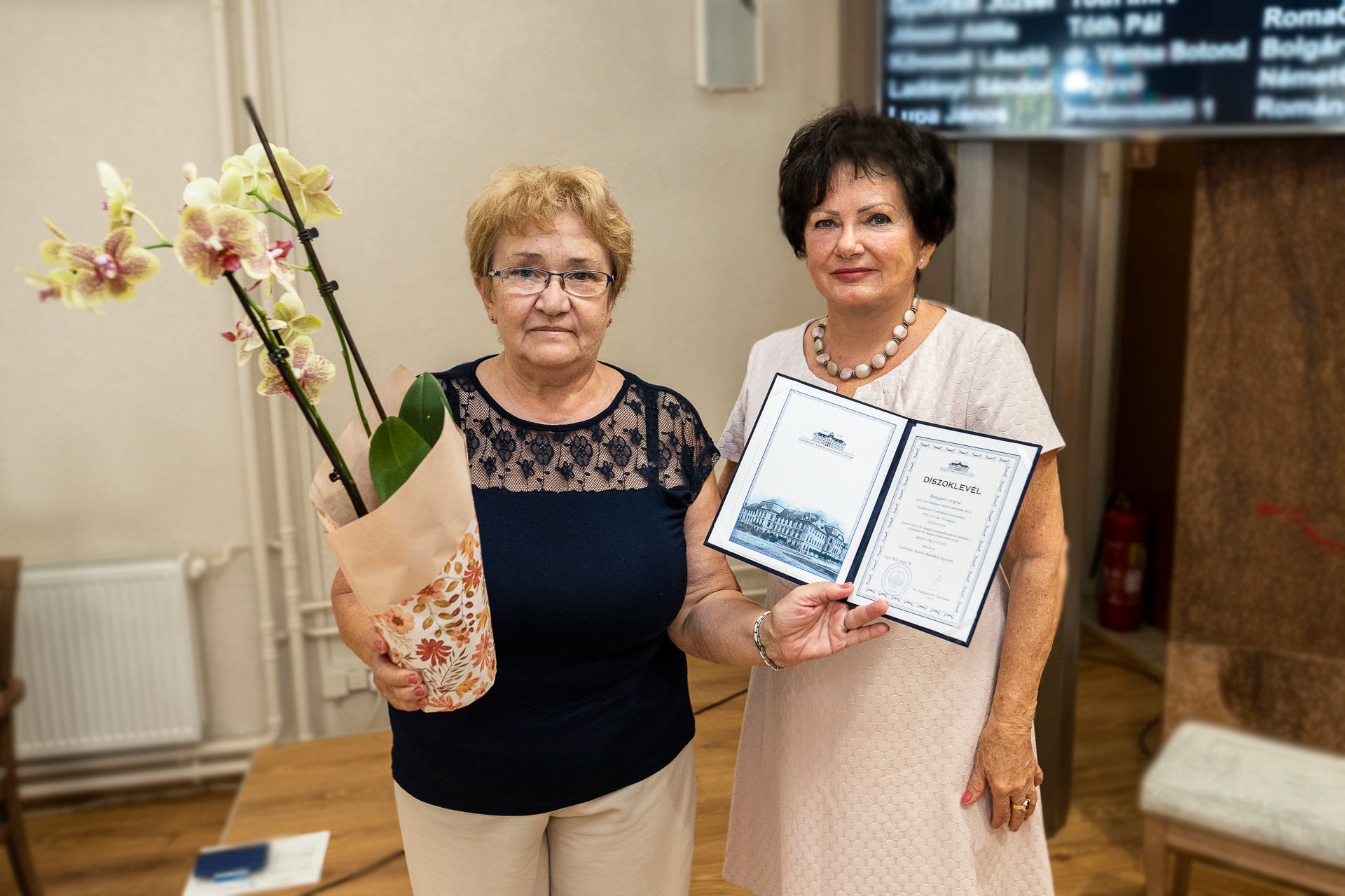Szigetszentmiklós Város Képviselő-testületének nevében Jaksa-Ladányi Emma alpolgármester két személyt köszöntött.