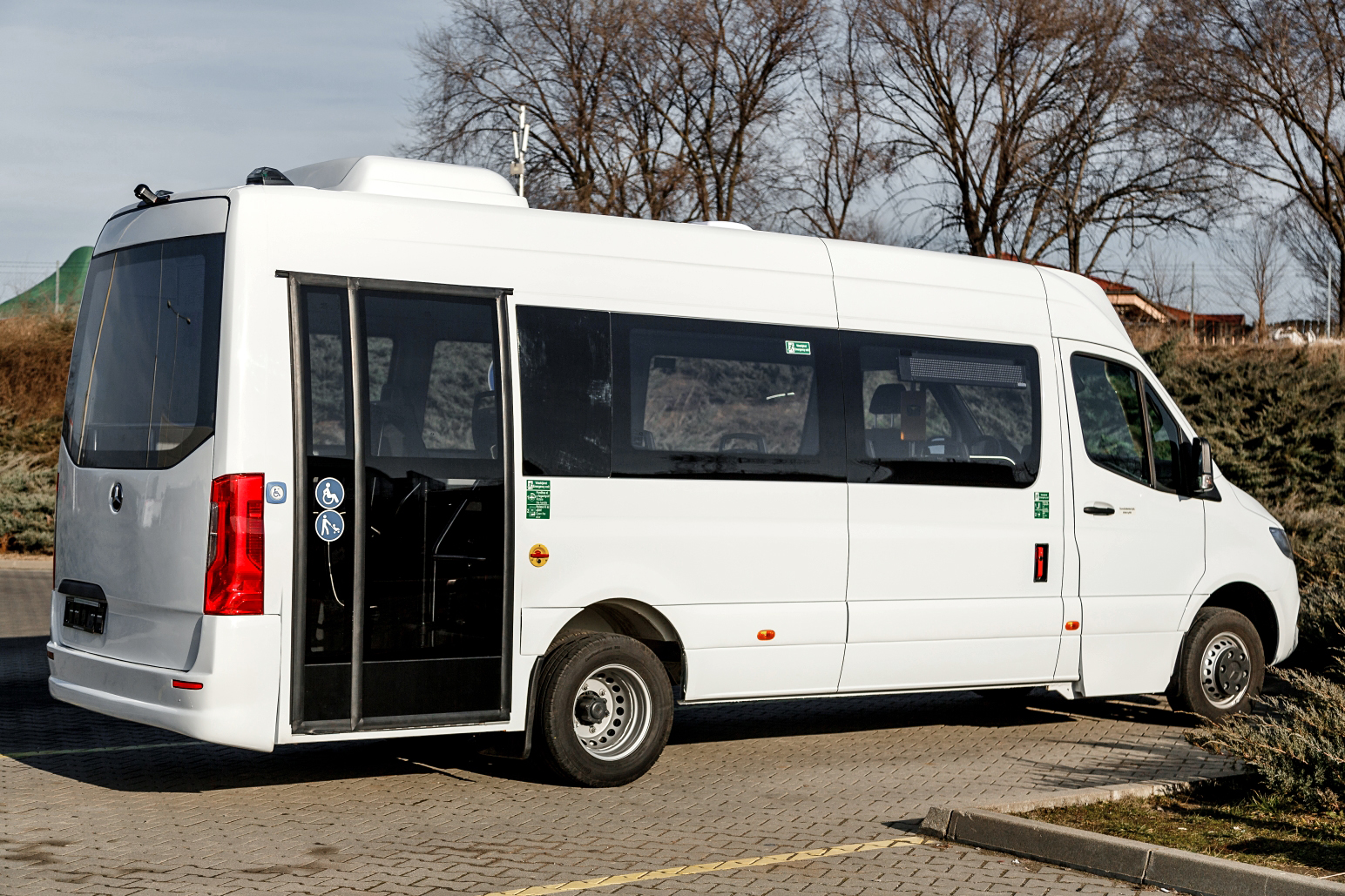 Praktikus minibuszt tesztel a Volánbusz Szigetszentmiklóson.